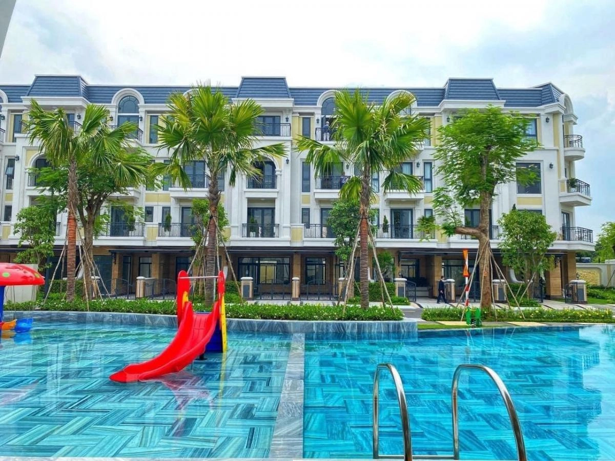 The Classia Khang Điền clubhouse hồ bơi